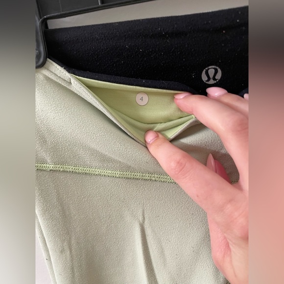 Lululemon reversible black/green cropped leggings with waistband pocket - Size 4 - Picture 5 of 12